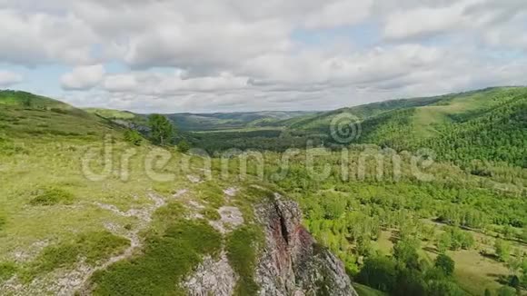 大型岩石悬崖和山谷鸟瞰美丽的丘陵景观视频的预览图