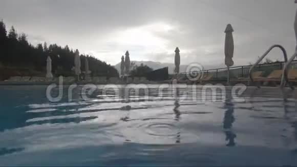 带雨滴游泳池的地面景观视频的预览图
