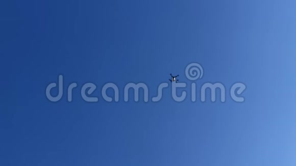 阳光明媚的一天小四架飞机飞来飞去蓝天视频的预览图