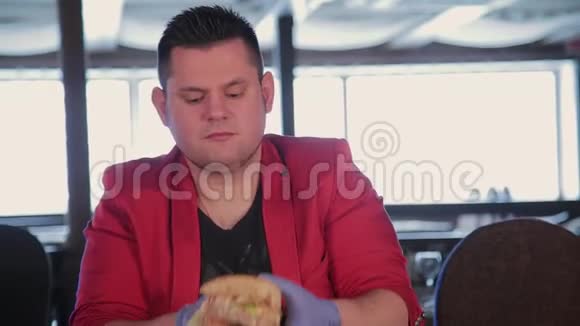 男人吃汉堡尝舌头视频的预览图