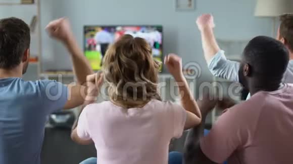 快乐的朋友在比赛中高呼支持国家足球队视频的预览图