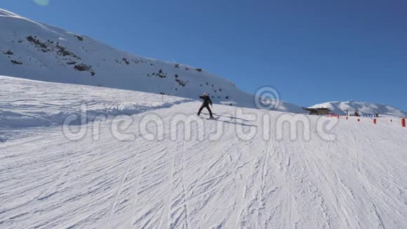 教师带领学生到冬季山岭度假村阿尔彭滑雪场视频的预览图