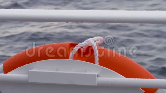 船上的救生圈被击中视频的预览图