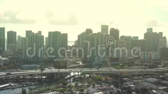 从迈阿密市中心向西发射的无人机视频的预览图