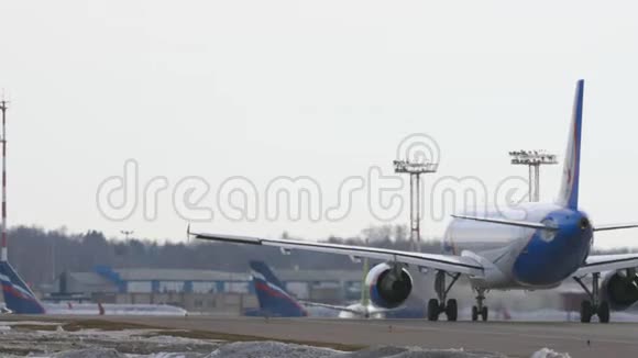 一架飞机在机场庭院上的后景视频的预览图