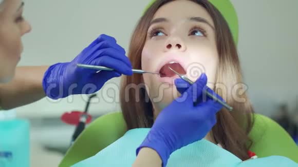 用口腔镜检查病人牙齿时应双手合拢视频的预览图