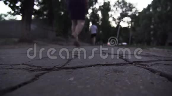 在人行道上行走的一名身穿正式服装的不明女子的后景视频的预览图
