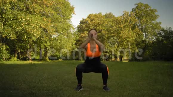 美丽的女人早上在树林里为刺腿做健身运动视频的预览图