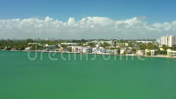 迈阿密海滩建筑的空中天桥带有游泳池的住宅公寓视频的预览图