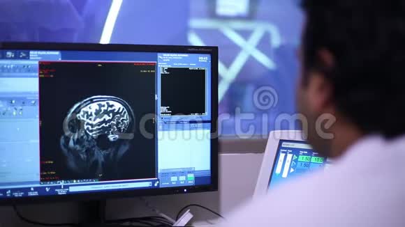 监视器上的脑部扫描图片视频的预览图