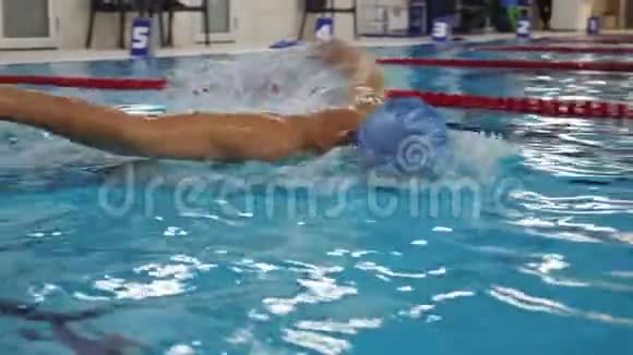 男子游泳运动员表演蝶泳视频的预览图