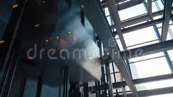 摩天大楼玻璃升降轴现代办公大楼电梯视频的预览图