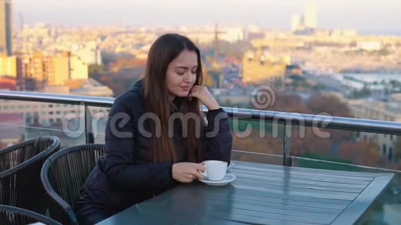 女士在室外咖啡馆喝咖啡在巴塞罗那有令人惊叹的景色视频的预览图