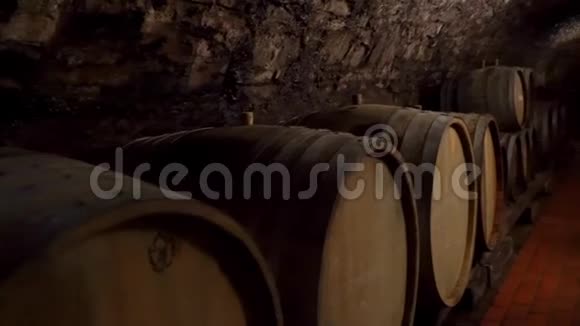 酒桶堆放在酒厂的旧酒窖里视频的预览图