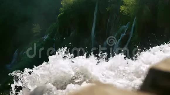 高山瀑布在缓慢的运动视频的预览图