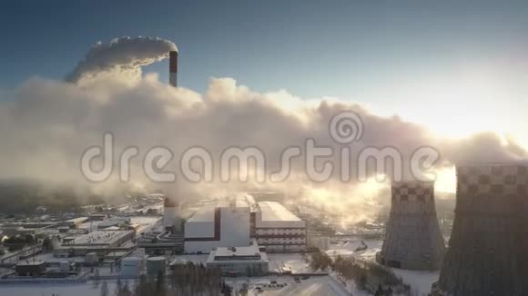 上景蒸汽云遮住冬日的朝阳视频的预览图