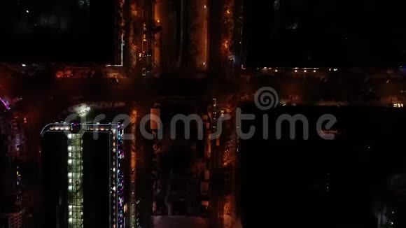 夜城长长的大道路上灯火辉煌车水马龙视频的预览图