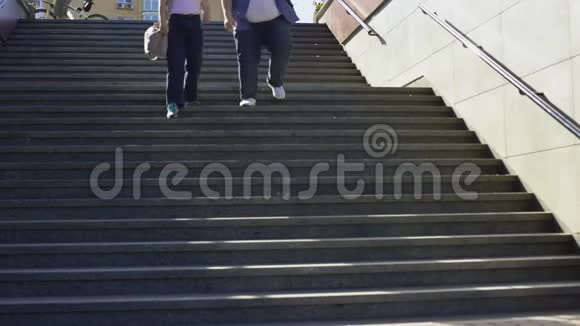 奥比塞夫妇走在楼梯上在一起快乐像他一样接受人视频的预览图