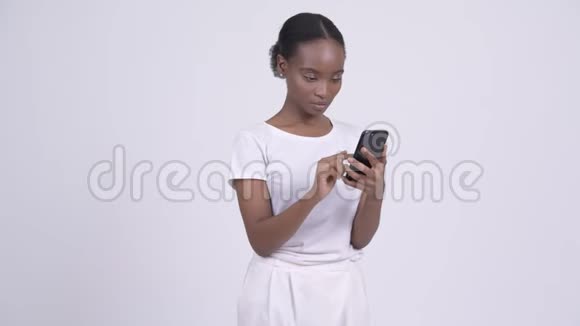 年轻时压力很大的非洲女人用电话接坏消息视频的预览图
