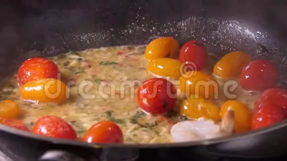 用对虾或虾樱桃番茄欧芹辣椒和黄油酱为意大利面准备酱汁关门视频的预览图