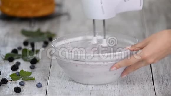 电动手混合器与鲜奶油做奶油做蛋糕烹饪工艺视频的预览图