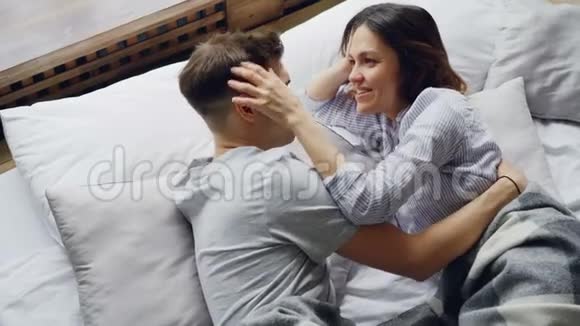 迷人的亚洲女人躺在床上男朋友在拥抱她的时候摸着他的头发和身体他们是视频的预览图