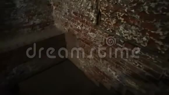 从地下室下来的砖墙视频的预览图