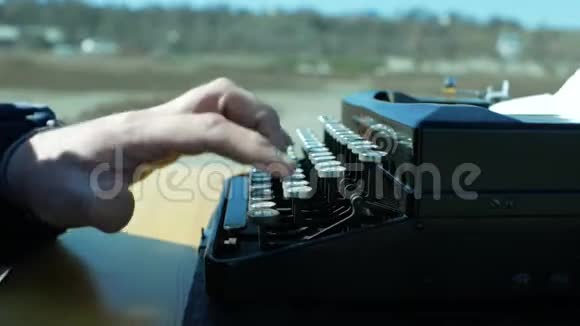 一个人用手在露天打字机上打字视频的预览图