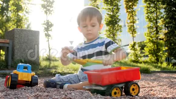 4K小男孩坐在地上玩塑料玩具的镜头视频的预览图