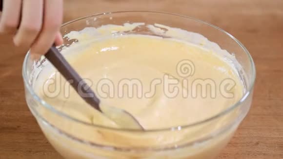 海绵蛋糕的烘焙原料和用具加工制作海绵蛋糕女人在搅拌面团视频的预览图