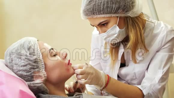 美容诊所一个女人得到美容美容程序肉毒杆菌视频的预览图