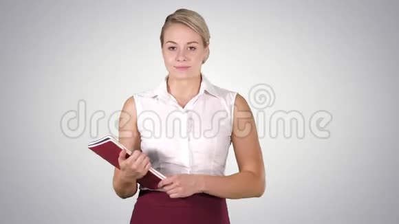 穿着正式服装的女人打开笔记本看着里面视频的预览图