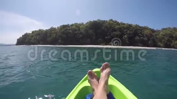 女性脚在太平洋的皮划艇上放松视角视野灵感景观积极冒险视频的预览图