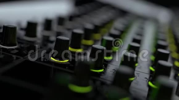 宏相机在DJ混频器上从一边向右移动移动滑块和按钮视频的预览图