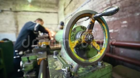 建筑工厂压力机器的车轮部分视频的预览图