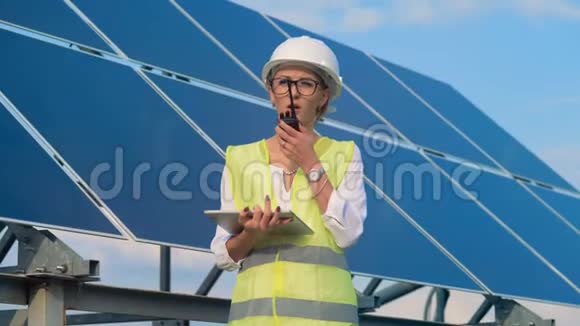 一位工程师在太阳能电池附近的屋顶上工作替代绿色能源理念视频的预览图