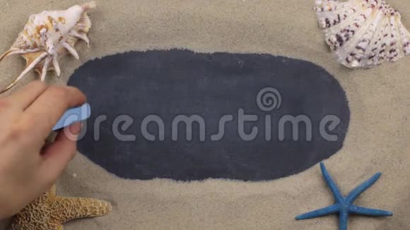 用粉笔在贝壳和星星之间手写的马洛查字上景视频的预览图