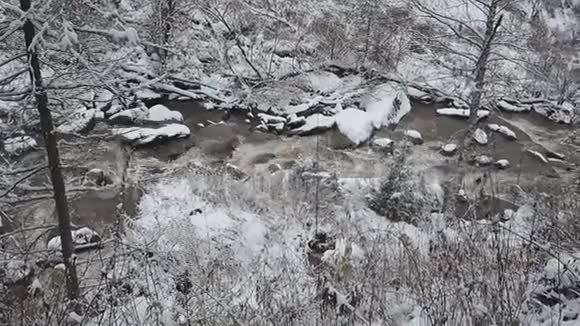 雪的冬天里的山河依西山涧俄罗斯阿尔泰视频的预览图