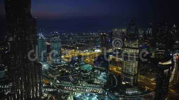 令人叹为观止的无人机空中全景飞行在现代未来主义摩天大楼的夜光迪拜城市景观视频的预览图