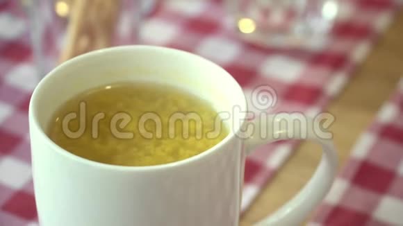 沙棘茶一杯自然光从顶部看舒适的气氛设计元素健康饮料视频的预览图