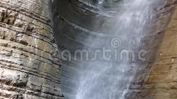 峡谷内纯瀑布干净的水从旧岩石中掉下来视频的预览图
