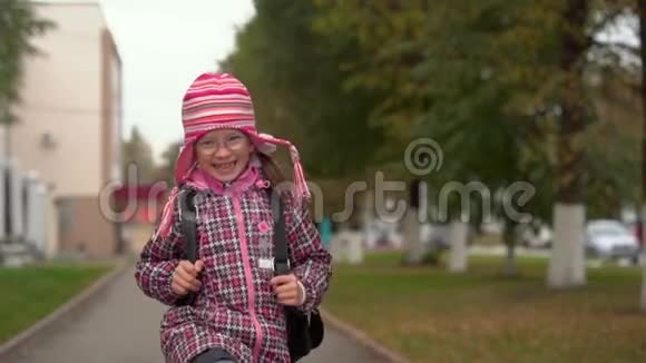 带眼镜的女学生放学回家那个女孩跑得很高兴视频的预览图