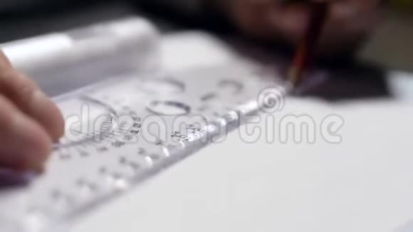 用曲线和铅笔在纸上画线视频的预览图