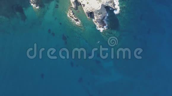 巴厘岛一个小海滩的空中镜头希腊克里特岛视频的预览图