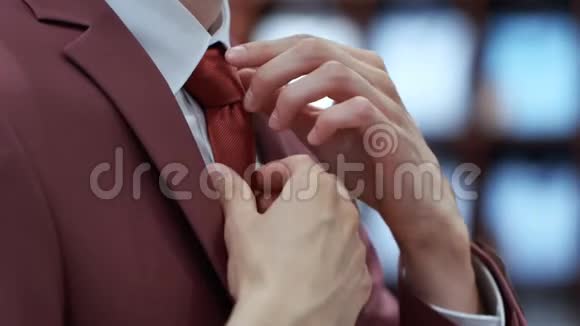 青年商人系领带的侧视视频的预览图