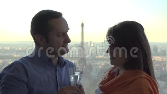 浪漫的庆典戴香槟杯的男女背景是埃菲尔铁塔视频的预览图
