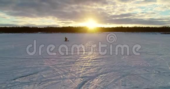 令人惊叹的空中拍摄日落明亮的光线阳光在冬天的一天4k视频的预览图