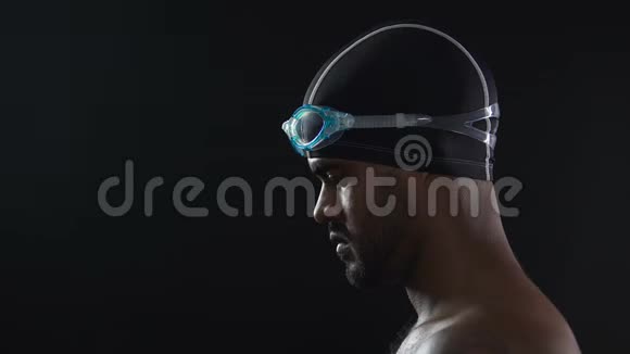 男子运动员戴上护目镜准备跳进游泳池视频的预览图