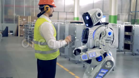 一个男人在工厂和机器人说话视频的预览图