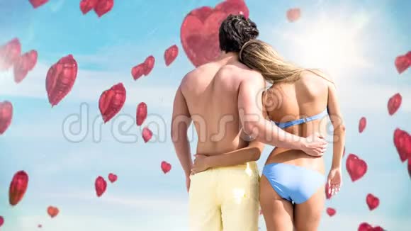 一对相爱的情侣欣赏海滩上的天空视频的预览图